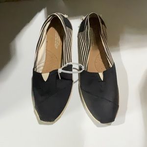 Women’s Striped black and white Toms
